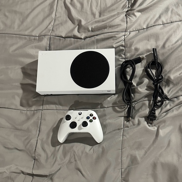 Microsoft Xbox Series S 512GB White System Console W/ White Controller & Cords - Picture 2 of 9